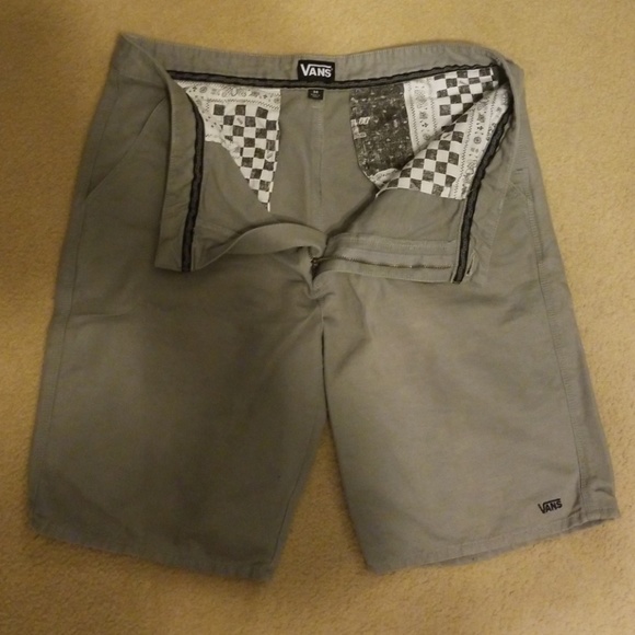 Van's - Picture 2 of 4